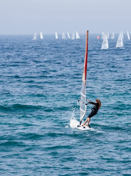 Siyah bir eşofman Rüzgar Sörfü Nahariya, İsrail için Akdeniz'de egzersiz genç atlet