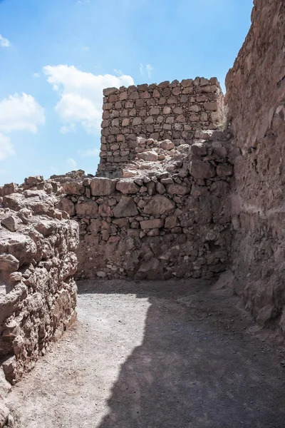 Dentro de las ruinas de la fortaleza de Masada en el desierto de Judea en Israel — Foto de Stock