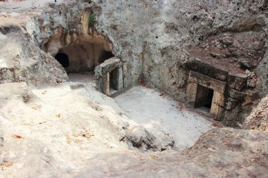Bir nekropol bahis She'arim Milli Parkı içinde Kiriyat Tivon şehrin İsrail'in ruins