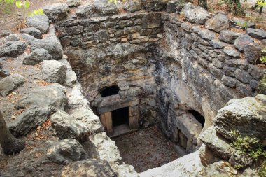 Bir nekropol bahis She'arim Milli Parkı içinde Kiriyat Tivon şehrin İsrail'in ruins