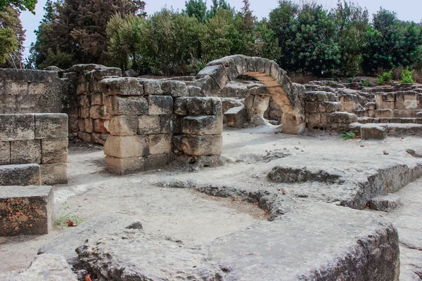 As ruínas da sinagoga perto de necrópole no Parque Nacional Bet She 'arim. Kiriyat Tivon cidade em Israel — Fotografia de Stock