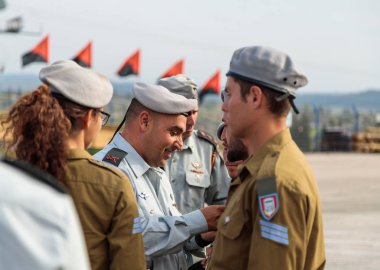 IDF subayların ödül nişanlar askerle 