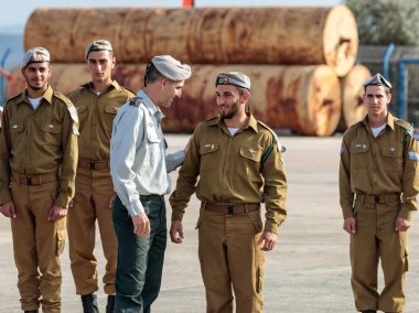 Subay ile bir asker oluşumu sırasında IDF konuşuluyor 