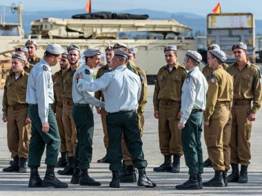 Subay ile bir asker oluşumu sırasında IDF konuşuluyor 