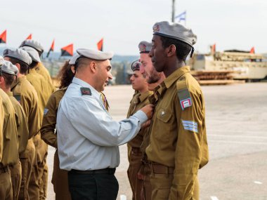 IDF subayların ödül nişanlar askerle 
