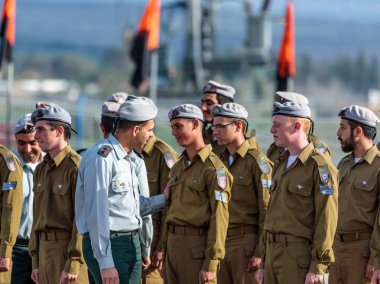 Subay ile bir asker oluşumu sırasında IDF konuşuluyor 