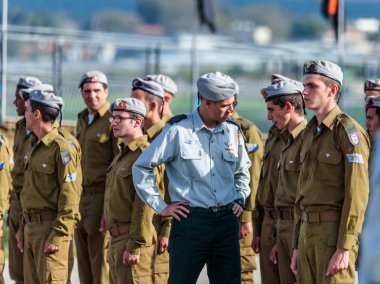 Subay ile bir asker mühendislik Kolordu Fallen Abide Mishmar David, İsrail oluşumunda sırasında IDF konuşuluyor