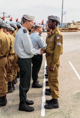 Subay ile bir asker mühendislik Kolordu Fallen Abide Mishmar David, İsrail oluşumunda sırasında IDF konuşuluyor