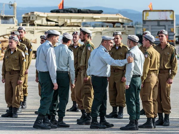 Subay ile bir asker mühendislik Kolordu Fallen Abide Mishmar David, İsrail oluşumunda sırasında IDF konuşuluyor