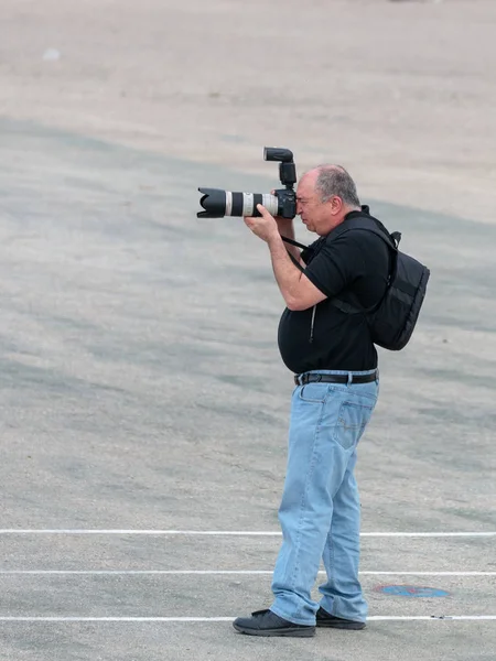 Professioneller journalist filmt eine veranstaltung in mishmar david, israel — Stockfoto