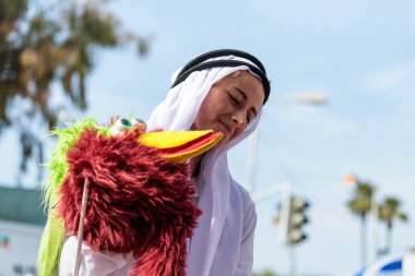 Nahariyya İsrail'in muhteşem kostüm giymiş stilts üzerinde yürüyen Adloyada yıllık karnaval katılımcıların