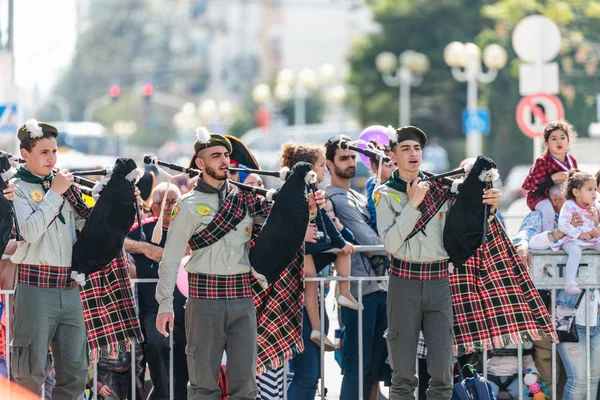 Participantes del carnaval anual de Adloyada - miembro de la Filarmónica con gaitas en Nahariyya, Israel — Foto de Stock