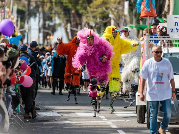Nahariyya İsrail'in Adloyada karnaval peri kostümler giymiş Kazaklar kaplıcaları olarak katılmak