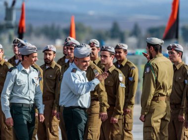 Subay ile bir asker mühendislik Kolordu Fallen Abide Mishmar David, İsrail oluşumunda sırasında IDF konuşuluyor