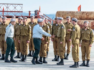 Subay ile bir asker mühendislik Kolordu Fallen Abide Mishmar David, İsrail oluşumunda sırasında IDF konuşuluyor