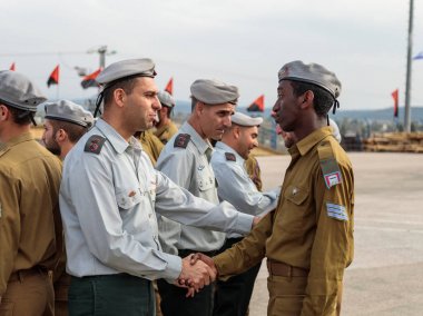 Subay ile bir asker mühendislik Kolordu Fallen Abide Mishmar David, İsrail oluşumunda sırasında IDF konuşuluyor