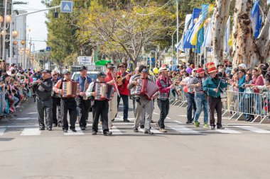 Müzisyenler bir grup katılmak Adloyada Nahariyya İsrail'in Karnaval
