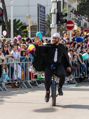 Katılımcılar masal kostüm giyinmiş Adloyada yıllık karnaval sürmek Nahariyya İsrail'in bir monocycle