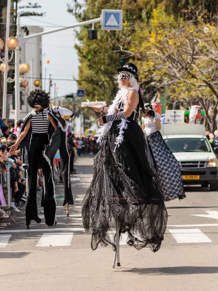 Participantes del carnaval anual de Adloyada vestidos con fabulosos trajes en Nahariyya, Israel — Foto de Stock