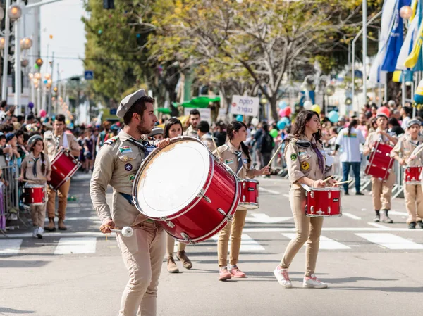 Nahariyya İsrail'in davul ile İzciler gitmek Adloyada yıllık karnaval katılımcıların giyinip