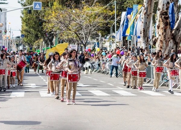 Los participantes del carnaval anual de Adloyada vestidos como exploradores van con tambores en Nahariyya, Israel — Foto de Stock