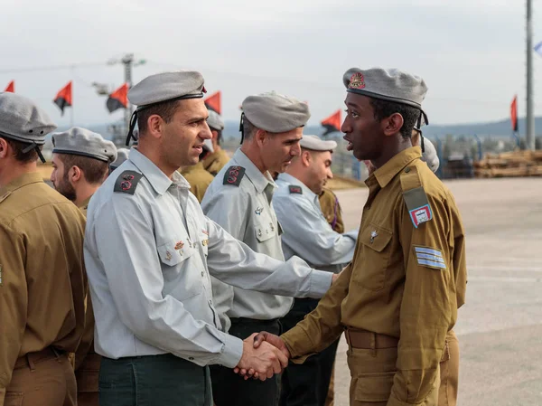 Subay ile bir asker mühendislik Kolordu Fallen Abide Mishmar David, İsrail oluşumunda sırasında IDF konuşuluyor