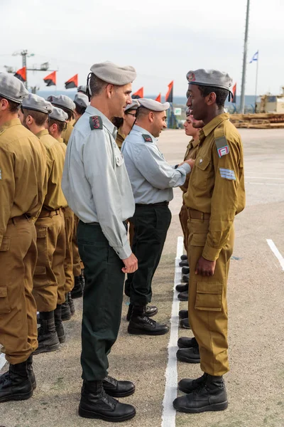 Subay ile bir asker mühendislik Kolordu Fallen Abide Mishmar David, İsrail oluşumunda sırasında IDF konuşuluyor