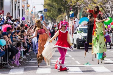 Nahariyya İsrail'in muhteşem kostüm giymiş Adloyada yıllık karnaval katılımcıların