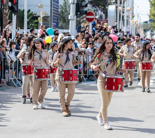 Los participantes del carnaval anual de Adloyadressed como scouts van con tambores en Nahariyya, Israel — Foto de Stock