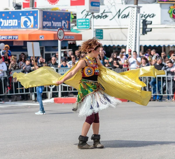 Músicos con tarbuks en trajes multicolores participan en el carnaval de Adloyada vestidos como exploradores van con tambores en Nahariyya, Israel — Foto de Stock