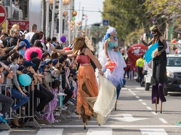 Participantes del carnaval anual de Adloyada caminando sobre zancos, vestidos con fabulosos trajes en Nahariyya, Israel — Foto de Stock