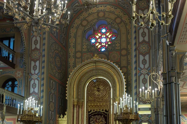 El interior de la sinagoga Coral en Bucarest ciudad en Rumania — Foto de Stock