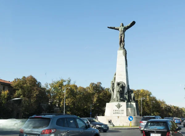 Monumento a los Héroes del Aire en el Boulevard de los Aviadores en la ciudad de Bucarest en Rumania " —  Fotos de Stock