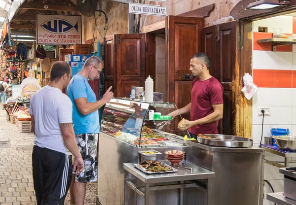 이스라엘에서 에이커의 오래 된 마을 있는 시장에 shawarma에 클라이언트를 판매 하는 판매자 — 스톡 사진