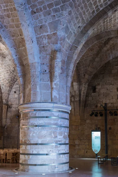Masivos pilares que sostienen el techo en el comedor en las ruinas de la fortaleza en la antigua ciudad de Acre en Israel — Foto de Stock