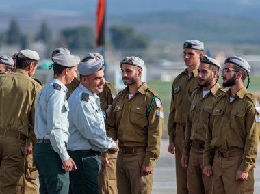 Subay ile bir asker mühendislik Kolordu Fallen Abide Mishmar David, İsrail oluşumunda sırasında IDF konuşuluyor