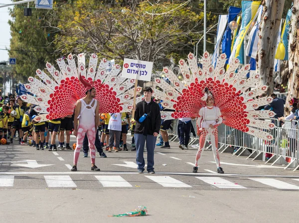 Participantes en el carnaval de Adloyada vestidos con un traje de pavo real en Nahariyya, Israel — Foto de Stock