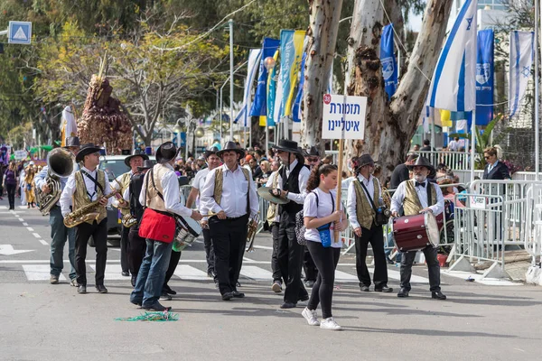 Un grupo de músicos participan en el carnaval de Adloyada en Nahariyya, Israel — Foto de Stock