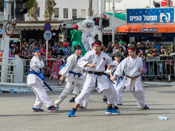 Los participantes de la sección Karate muestran sus habilidades en el carnaval de Adloyada en Nahariyya, Israel — Foto de Stock