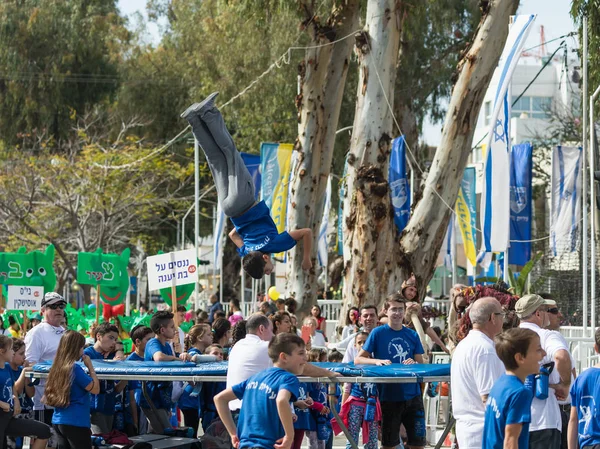 I partecipanti alla sezione trampolino di salto mostrano le loro abilità al carnevale di Adloyada a Nahariyya, Israele — Foto Stock