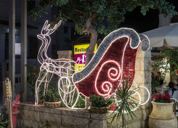 Decorativamente decorado para las celebraciones de Navidad Sderot Ben Gurion calle en Haifa en Israel — Foto de Stock