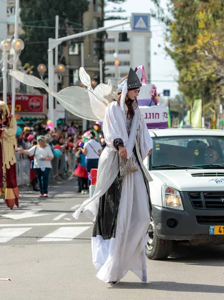 ナハリヤ、イスラエル共和国のすばらしい衣装を着て竹馬に乗って歩いて Adloyada の毎年恒例のカーニバルの参加者 — ストック写真