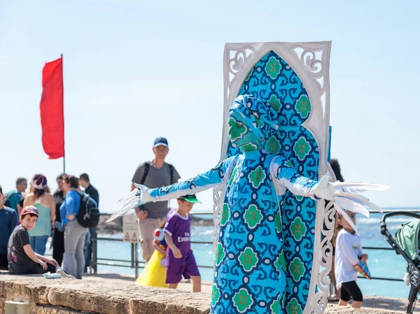 Ein Festteilnehmer, der sich dem Purim verschrieben hat, steht im Kostüm einer Märchenfigur in caesarea, israel — Stockfoto