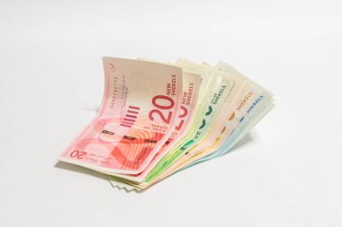 İsrail para yığını beyaz bir arka plan üzerinde izole şekel (NIS) farklı değer Yeni İsrail banknotlar
