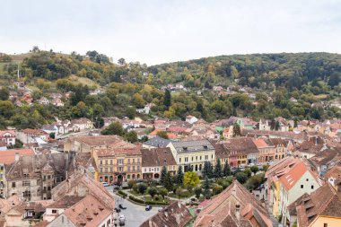 Saat Kulesi eski şehre görüntüleyin. Romanya'da Sighisoara şehir