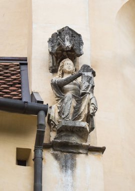 Heykel kale eski şehirde (St. Nicholas) anlaşmanın kilisenin cephesinde. Romanya'da Sighisoara şehir