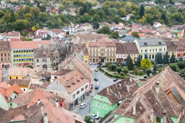 Saat Kulesi eski şehre görüntüleyin. Romanya'da Sighisoara şehir