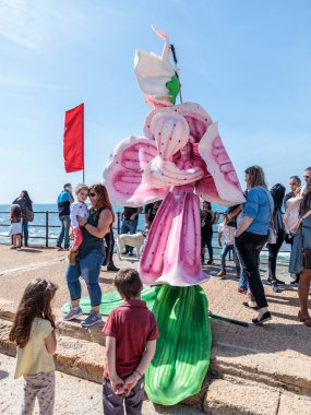 Purim festival standları bir katılımcı bir peri heykeli kostüm Caesarea, İsrail'giymiş.
