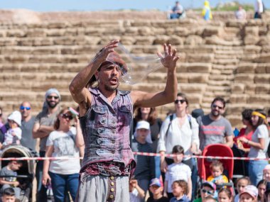 Purim festivalin katılımcı ziyaretçiler Caesarea, İsrail için bir gösteri sabun köpüğü ile gösterir
