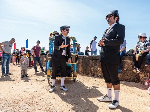 Partecipanti al festival Purim vestiti con favolosi costumi, spettacolo a Cesarea, Israele — Foto Stock